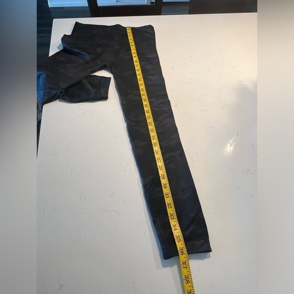 Spanx Cropped Look at Me Now Black Camo Leggings size 1X - Picture 10 of 14